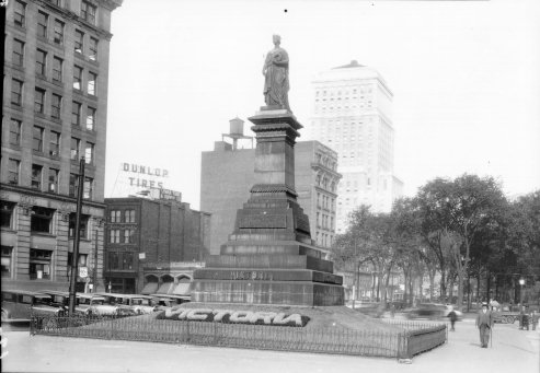 Square Victoria, 1935 (photographie Z-1021-1)