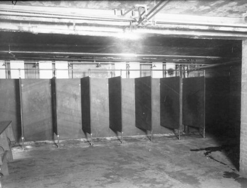 Salle des douches, 1933 (photographie Z-51-2)