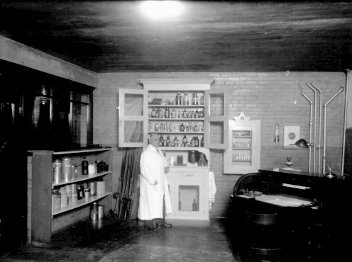 Médecin dans l'infirmerie, 1933 (photographie Z-51-5)