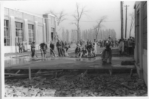 Archives du Jardin botanique de Montréal - H-1937-0001 - Construction de la ruelle entre la chaufferie et les serres de service - 1937