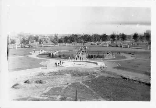 Jardin botanique de Montral (Archives) - H-1937-0043-b - Jardin botanique de Montréal - 1ière admission du public - Juillet 1937 - Jardin floral