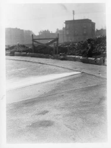 Jardin botanique de Montral (Archives) - H-1937-0050-b - Montréal, Jardin botanique - Construction - 1937 - Terrain de jeux - Fonctionnement des jets d