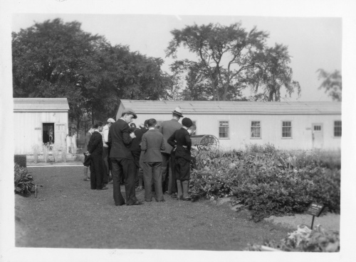 Archives du Jardin botanique de Montral - H-1937-0059-c - Jardin botanique de Montréal - Jardin économique - Visiteurs - 1937