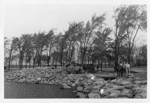 Jardin botanique de Montral (Archives) - H-1938-0018-b - Jardin Botanique de Montréal - Septembre 1938 - Lacs - Section du rivage rocheux