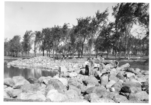 Archives du Jardin botanique de Montréal - H-1938-0019-c - Jardin Botanique de Montraél - Septembre 1938 - Rivage rocheux - Lac ouest