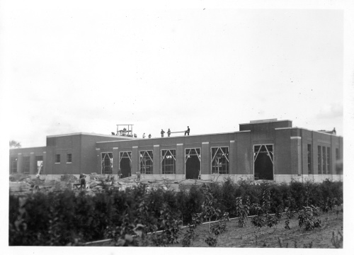 Jardin botanique de Montral (Archives) - H-1938-0036-c - Montréal, Jardin botanique -  Construction - 1938 - Garage en construction