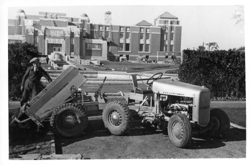 Jardin botanique de Montral (Archives) - H-1938-0047-a - Jardin botanique de Montréal - Septembre 1938  Tracteur léger
