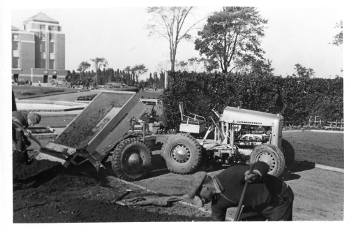 Archives du Jardin botanique de Montral - H-1938-0047-b - Jardin botanique de Montréal - Septembre 1938 - Tracteur léger
