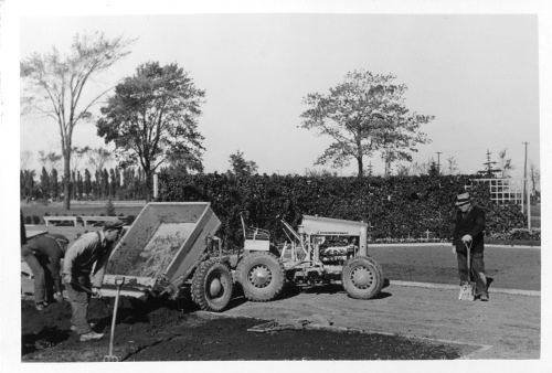 Archives du Jardin botanique de Montral - H-1938-0047-c - Jardin botanique de Montréal - Septembre 1938 - Tracteur léger