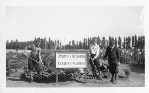 Jardin botanique de Montral (Archives) - H-1938-0066-a - Jardin botanique de Montr?al ? Jardinets d??coliers - 1938