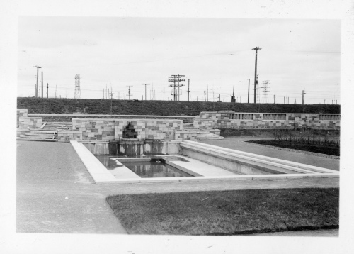 Archives du Jardin botanique de Montréal - H-1939-0006-b - Montréal, Jardin botanique - Parterre de vivaces - Construction - 1939