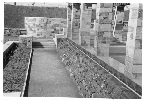 Jardin botanique de Montral (Archives) - H-1939-0017-d - Montréal, Jardin botanique - Parterre de vivaces - Juillet 1939 - Mur sec