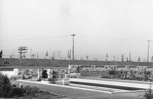 Jardin botanique de Montral (Archives) - H-1939-0025-d - Montréal, Jardin botanique - Juillet 1939 - Parterre de vivaces - Bassin central