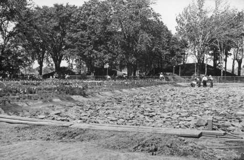 Jardin botanique de Montral (Archives) - H-1939-0026-b - Montréal, Jardin botanique - Juillet 1939 - Pépinière - Construction des couches plantes alpines