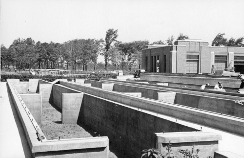 Archives du Jardin botanique de Montral - H-1939-0029-a - Montréal, Jardin botanique - 1939 - Serres froides enfoncées - Construction