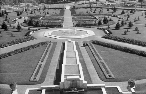 Jardin botanique de Montral (Archives) - H-1939-0040-a - Montréal, Jardin botanique - Octobre 1939 - Parterre d