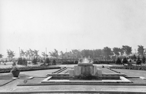 Jardin botanique de Montral (Archives) - H-1939-0040-d - Montréal, Jardin botanique - Octobre 1939 - Parterre d