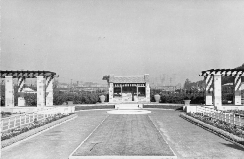 Jardin botanique de Montral (Archives) - H-1939-0043-a - Montréal, Jardin botanique - Parterre des vivaces - Octobre 1939