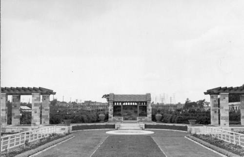 Jardin botanique de Montral (Archives) - H-1939-0043-b - Montréal, Jardin botanique - Parterre des vivaces - Octobre 1939