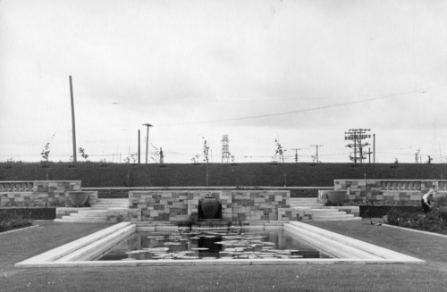 Jardin botanique de Montral (Archives) - H-1939-0044-d - Montréal, Jardin botanique - Parterre des vivaces - Octobre 1939