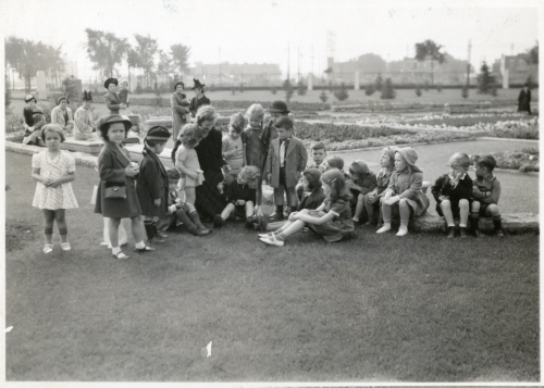 Jardin botanique de Montréal (Archives) - H-1941-0003-a - Herborisation des élèves de l'École de l'éveil 1941.