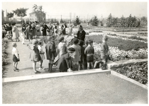 Archives du Jardin botanique de Montréal - H-1941-0003-b - Herborisation des élèves de l'École de l'éveil 1941.