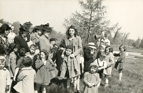 Archives du Jardin botanique de Montréal - H-1941-0006-a - École de l'éveil.  Herborisation. 1941.