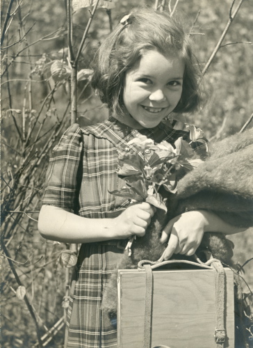 Archives du Jardin botanique de Montréal - H-1941-0008 - Claudette Hill, élève de l'École de l'éveil.  1941.