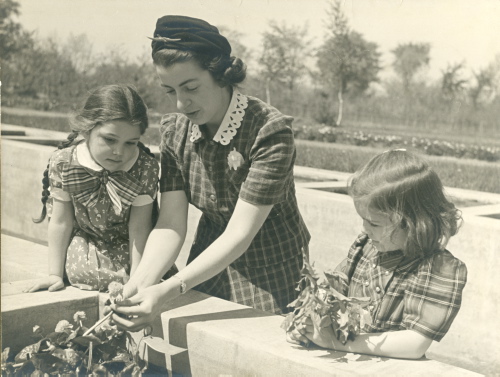 Jardin botanique de Montral (Archives) - H-1941-0009 - Cosette Marcoux, professeure à l'École de l'éveil.  1941.