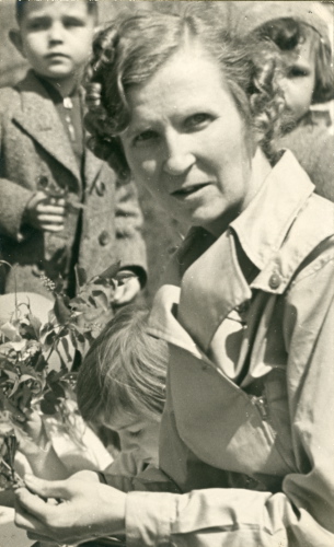 Archives du Jardin botanique de Montral - H-1941-0011 - Marcelle Gauvreau, directrice de l'École de l'éveil.  1941.