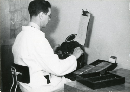 Archives du Jardin botanique de Montral - H-1941-0017-a - Machine è imprimer les étiquettes de zinc - Sébastien Barril (photo R. Meilleur) - février 1941