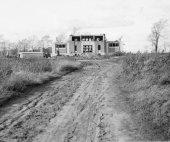 Le premier bâtiment en 1932; Archives du Jardin botanique de Montréal; cote h-1932-0004-b