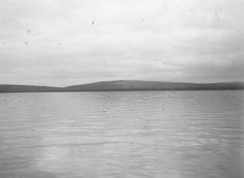 Collection Jacques Rousseau photo - c-3464-a-I-5200 -Lac Kaweouskat (riv. George), environ de 55 degrés 4 ' lat. N. Les ondulations montagneuses font leur apparition.
