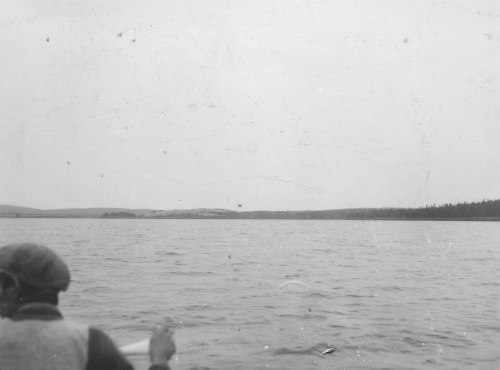 Collection Jacques Rousseau photo - c-3466-a-I-5204 -Lac Kopeteokash. Riv. George, vers 55 degrés 8 ' lat. N. Les collines â caribous se rendent maintenant jusqu 'à la rivière. Au fond, esker sablonneux.