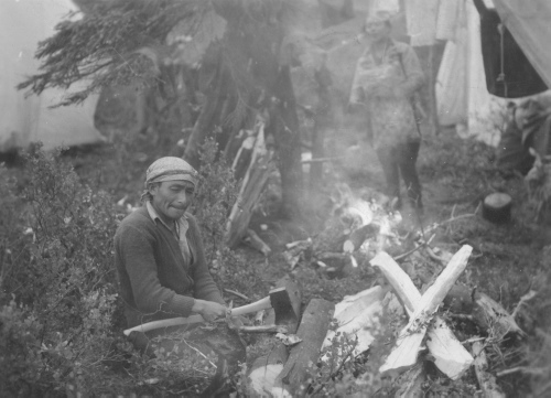 Collection Jacques Rousseau photo - c-3532-a-I-5346 -Comis Pinette fendant un os de caribou avec la hache. Camp de la Misère (riv. George), vers 56 degrés 39 ' lat. N.