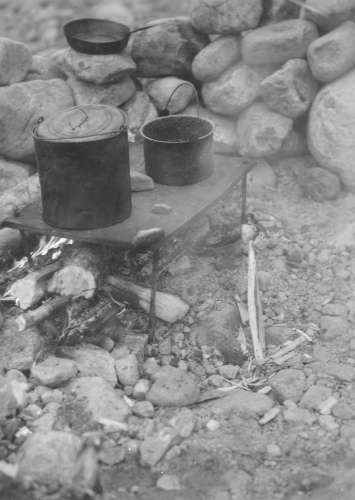 Collection Jacques Rousseau photo - c-3540-b-I-5364 -Cuisson de la vulve du porc-épic sur un piquet, à côté du feu de camp. Campement du Mt-Pyramide.