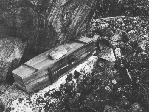 Jacques Rousseau Collection - c-3553-a-I-5389 -Une sépulture temporaire (où le temporaire devient permanent puisque le cercueil est là depuis près de 15 ans), en plein air,  ct du cimetire du poste de la rivire George. Noter aussi un petit cercueil d'enfant caché