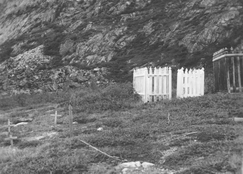 Collection Jacques Rousseau photo - c-3553-b-I-5390 -Cimetière du poste de la rivière George. Entourées de clôture, les sépultures de blancs du poste. Croix libres: sépultures d'esquimaux.