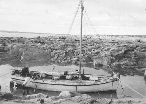 Collection Jacques Rousseau photo - c-3561-a-I-5405 -Notre bateau, le Narwahl, a passé la nuit sur l'une des îles Naujats par 58 degrés 43 ' lat. N.