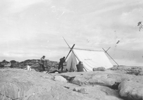 Collection Jacques Rousseau photo - c-3561-b-I-5406 -Le campement sur l 'une des îles Naujats par 58 degrés 43 ' lat. N.