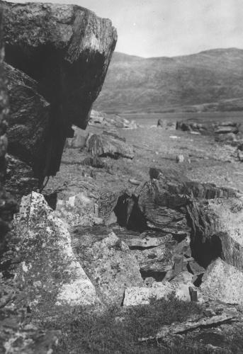 Collection Jacques Rousseau photo - c-3964-a-I-6324 -Abri esquimau sous roche, pour chasse, au fond du fjord proprement dit.