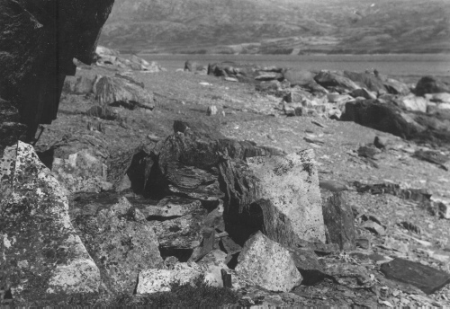 Jacques Rousseau Collection - c-3964-b-I-6325 -Abri esquimau sous roche, pour chasse, au fond du fjord proprement dit.