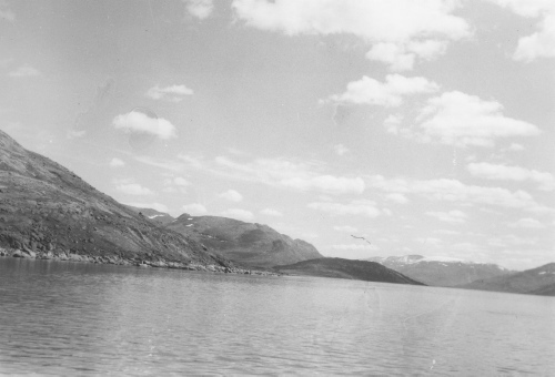 Collection Jacques Rousseau photo - c-3967-b-I-6331 -Fond du fjord Adloylik. Apr?s avoir laiss? l'ancrage.