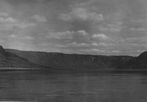Collection Jacques Rousseau photo - c-3968-b-I-6333 -Le fjord ? env. 5 mi. de l'embouchure. Vue vers l'amont.