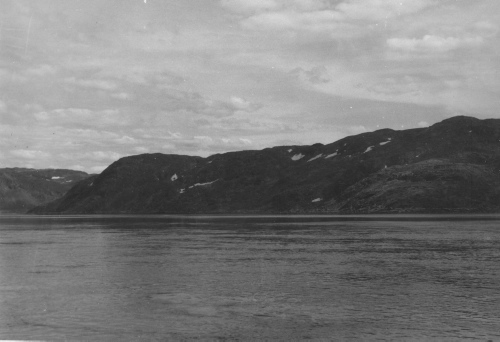 Collection Jacques Rousseau photo - c-3969-a-I-6334 -Le fjord ? env. 5 mi. de l'embouchure. Vue vers l'amont.