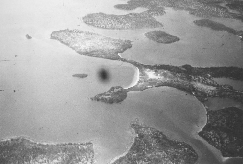Collection Jacques Rousseau photo - c-3986-a-I-6368 -Poste du lac Nichikoun vu en avion.