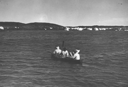 Collection Jacques Rousseau photo - c-3988-b-I-6373 -Les esquimaux descendent chercher de l'eau douce sur l'?lot ? l'entr?e du fjord Adloylik.