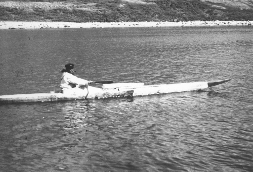 Collection Jacques Rousseau photo - c-4001-a-I-6398 -Kayak naviguant autour du voilier au point d'ancrage du fjord Adloylik.