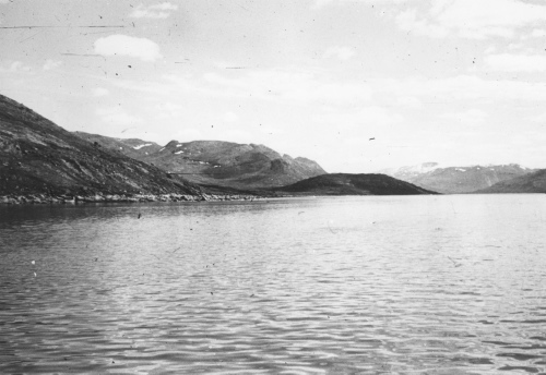 Collection Jacques Rousseau photo - c-4002-b-I-6401 -Fond du fjord Adloylik. Apr?s avoir laiss? l'ancrage.