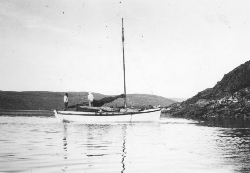 Jacques Rousseau Collection - c-4006-a-I-6408 -Notre voilier sur le fjord Adloylik, pr?s de l'embouchure.